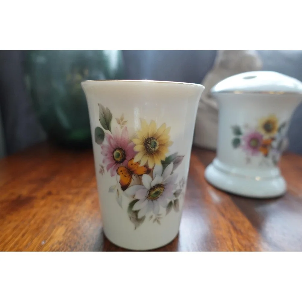 1979 Enesco porcelain toothbrush holder‎ tumbler set daisy butterfly floral